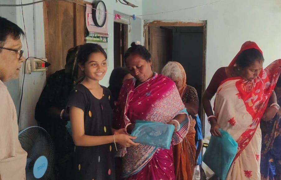 চিতলমারীতে দুর্গাপূজা উপলক্ষে অসহায়দের মাঝে বস্ত্র বিতরণ